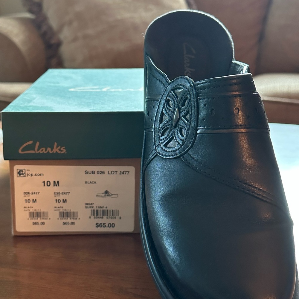 Clarks mule NEW IN BOX! Size 10M black; leather upper w/ detailed accent design